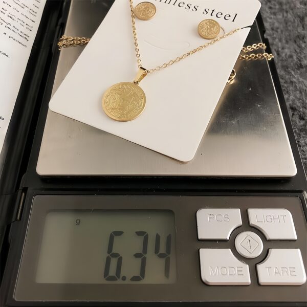 ⁦סט שרשרת ועיגילים של ורסצ׳ה⁩ – תמונה ⁦6⁩