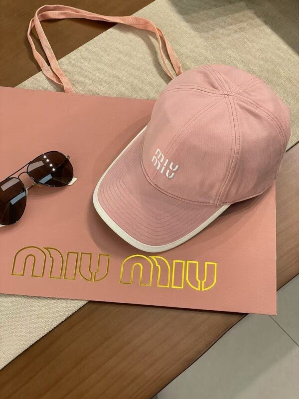 ⁦כובע של מיו מיו⁩ – תמונה ⁦3⁩