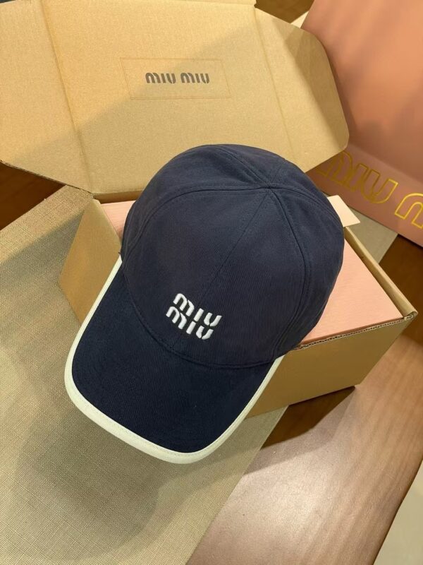 ⁦כובע של מיו מיו⁩ – תמונה ⁦2⁩